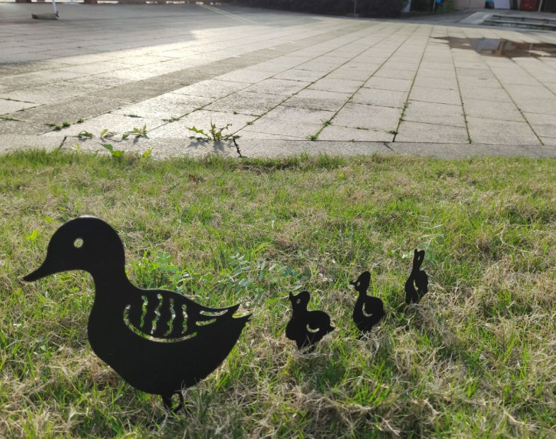 Nouvelle décoration de jardin famille de canards en fer décoration de jardin en métal creux.