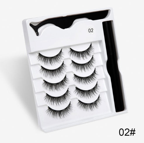 A pair of false eyelashes with fashionable magnets.