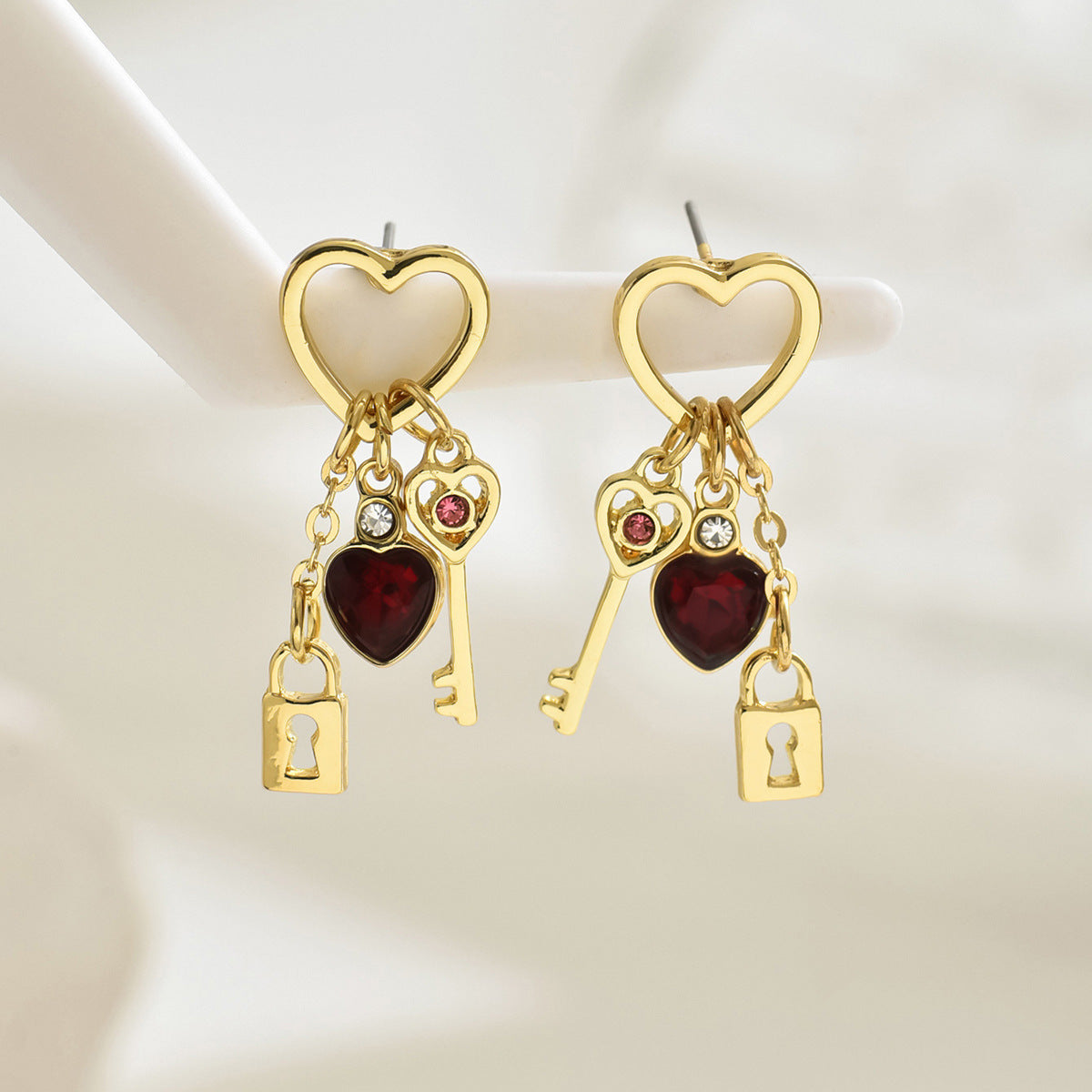 Cadeau de la Saint-Valentin Boucles d'oreilles de luxe en forme de cœur avec série de verrou en strass, boucles d'oreilles en forme de diamant à intérêt spécial pour femmes.