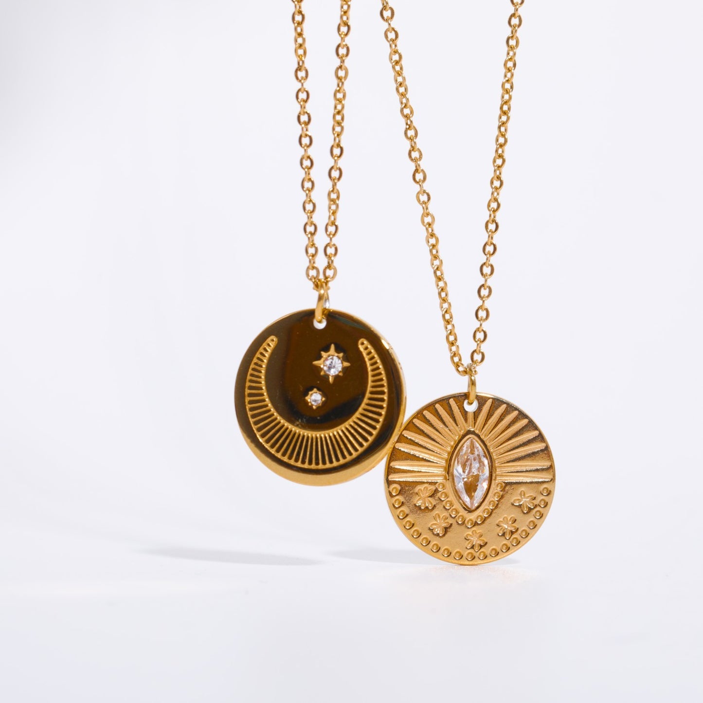 Collier en zircon rond en forme de pièce de monnaie en trois dimensions avec soleil et lune