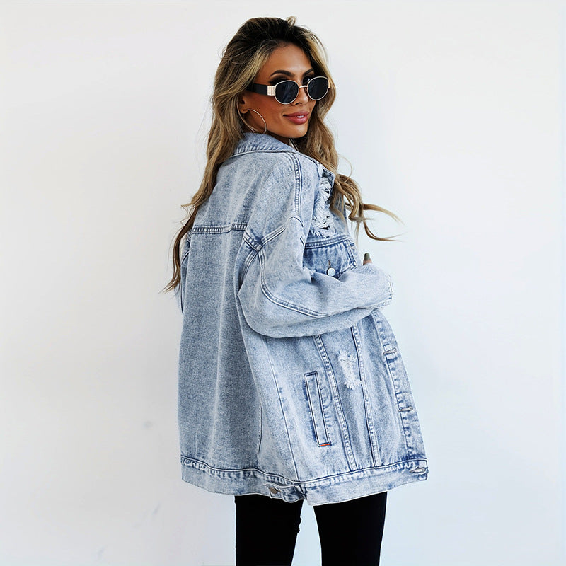 Veste en denim de mode style boyfriend déchirée et usée.