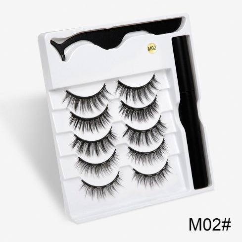 A pair of false eyelashes with fashionable magnets.