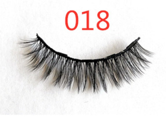 A pair of false eyelashes with fashionable magnets.