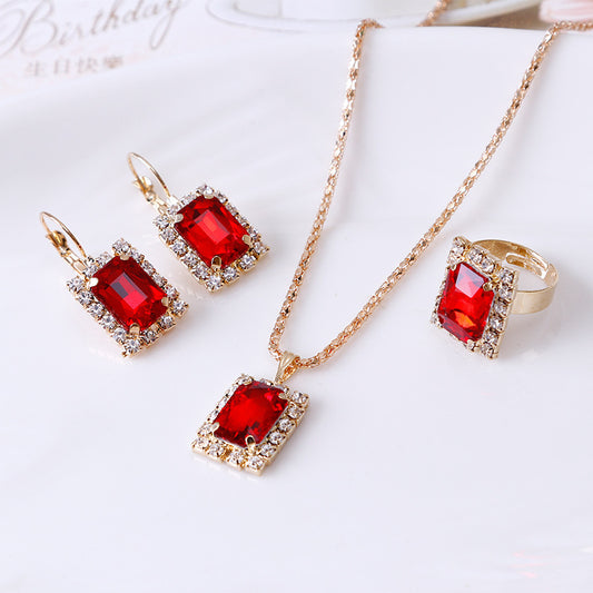 Collier, boucles d'oreilles et bague en cristal, ensemble de trois pièces.