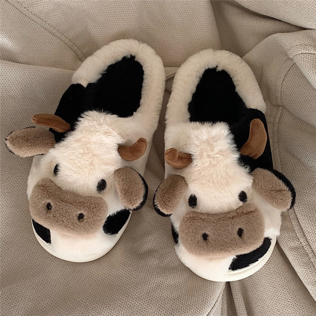 Chaussons en forme de vache mignonne pour femmes et filles, mode kawaii, doux et moelleux, chauds pour l'hiver, pantoufles en forme de vache cartoon, chaussures amusantes.