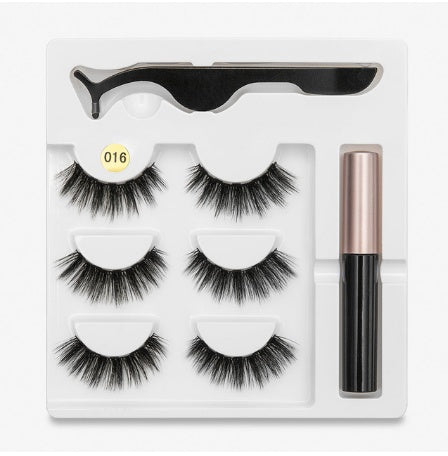 A pair of false eyelashes with fashionable magnets.