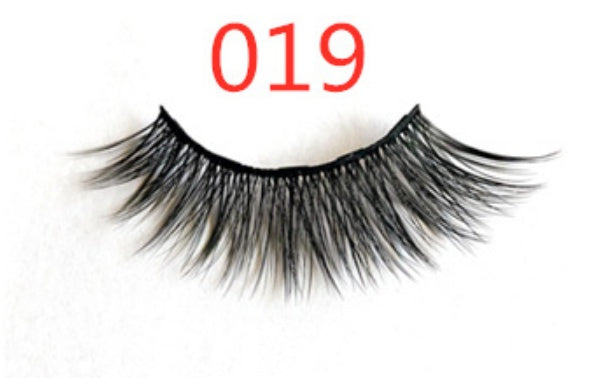 A pair of false eyelashes with fashionable magnets.