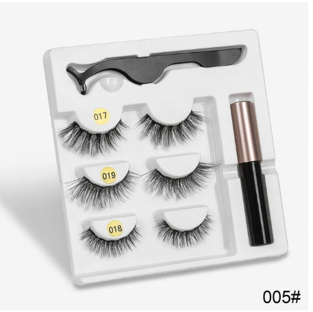 A pair of false eyelashes with fashionable magnets.