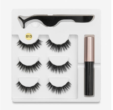 A pair of false eyelashes with fashionable magnets.