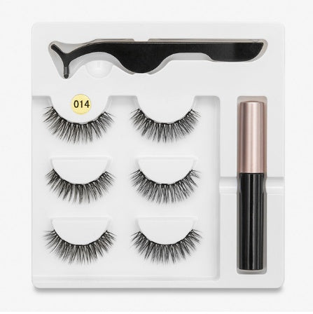 A pair of false eyelashes with fashionable magnets.