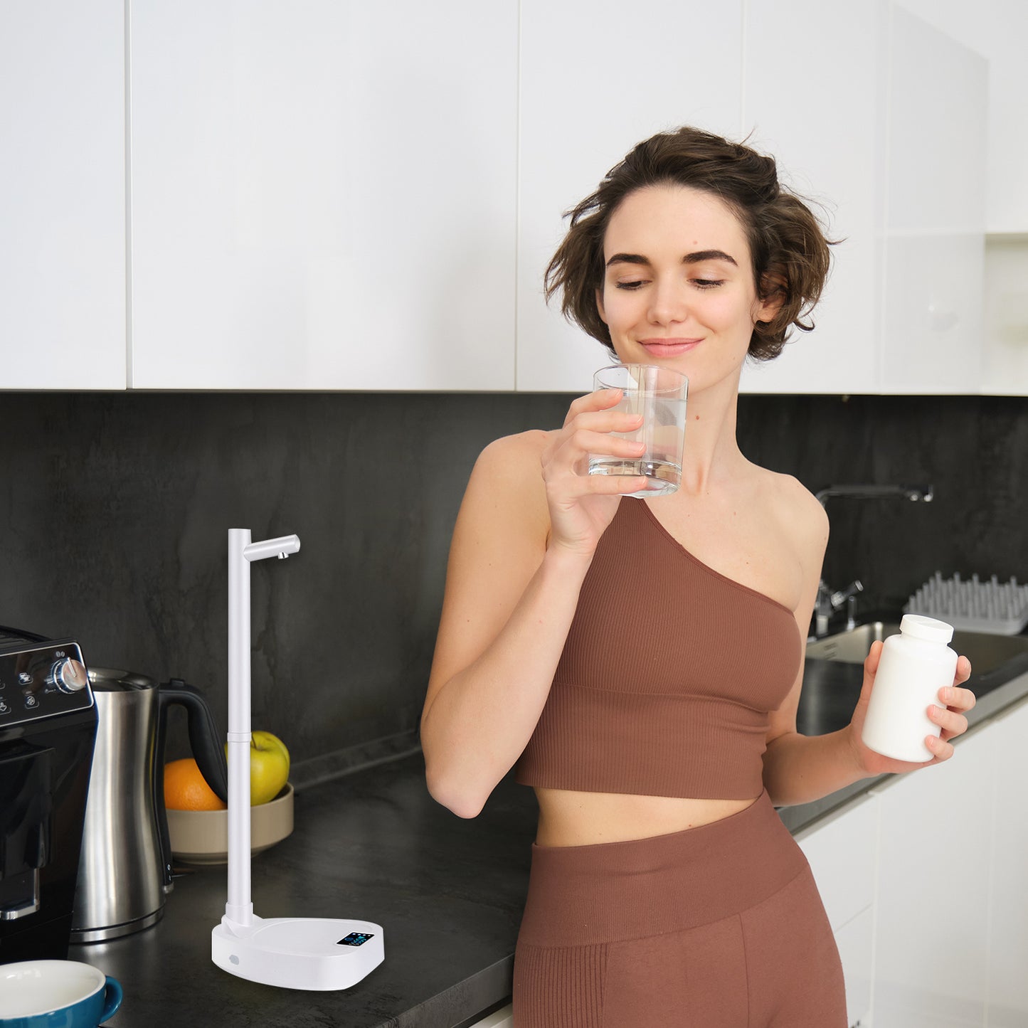 Distributeur d'eau automatique avec bouteille rechargeable de bureau et support ajouté.