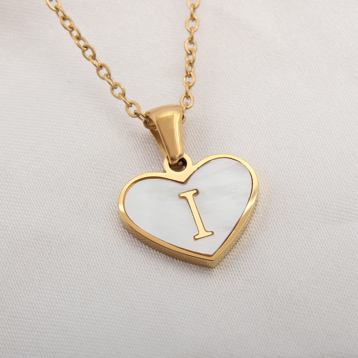 Collier en forme de cœur de 26 lettres en coquillage blanc, chaîne de clavicule, collier personnalisé à la mode pour femmes, bijou pour la Saint-Valentin.