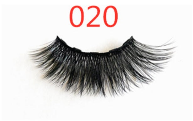 A pair of false eyelashes with fashionable magnets.