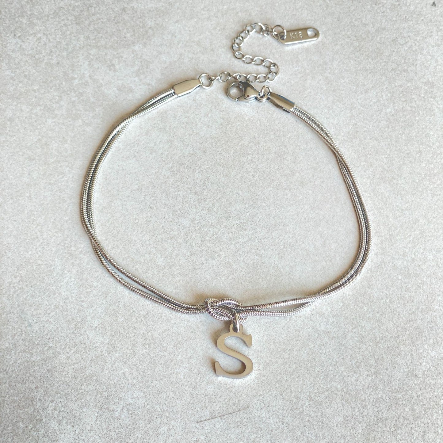 Nouveau bracelet en forme de nœud d'amour A-Z pour femmes, couple, couleur or, bracelet délicat en chaîne serpent, bijou en acier inoxydable, cadeau pour la Saint-Valentin.