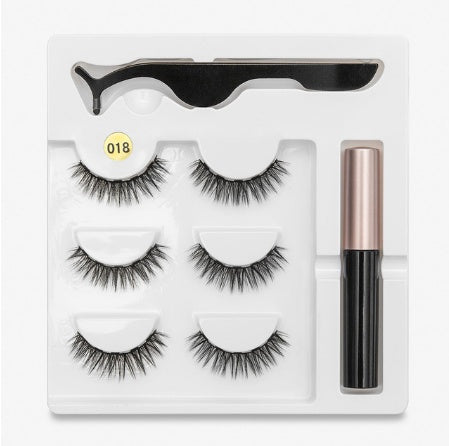 A pair of false eyelashes with fashionable magnets.