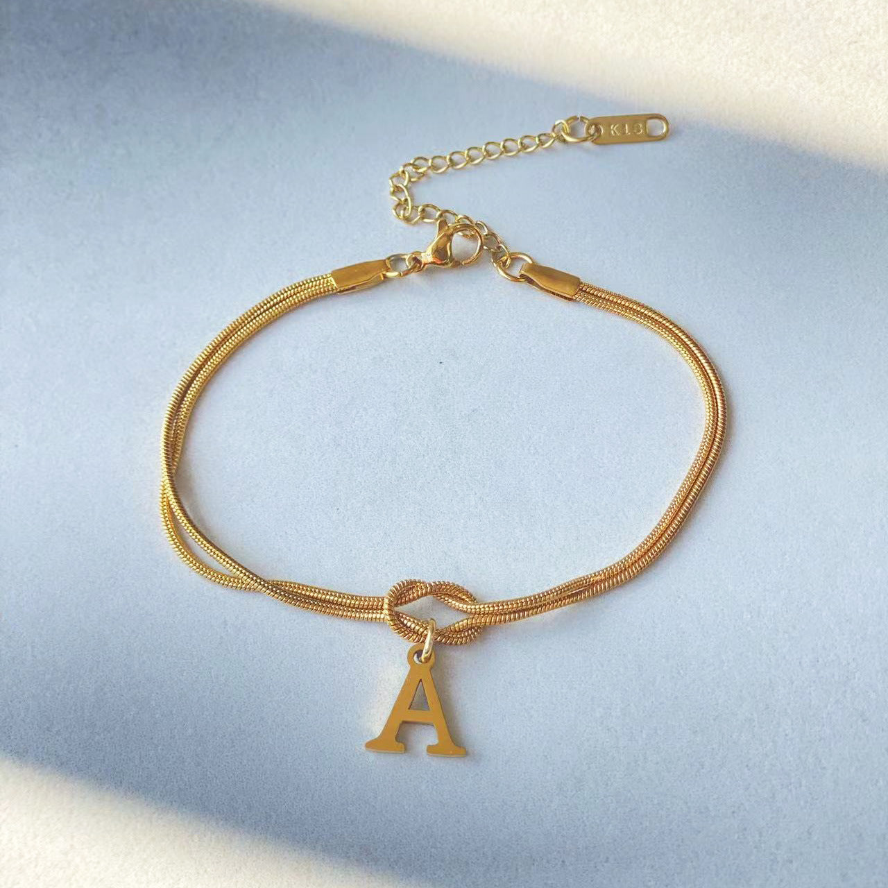 Nouveau bracelet en forme de nœud d'amour A-Z pour femmes, couple, couleur or, bracelet délicat en chaîne serpent, bijou en acier inoxydable, cadeau pour la Saint-Valentin.