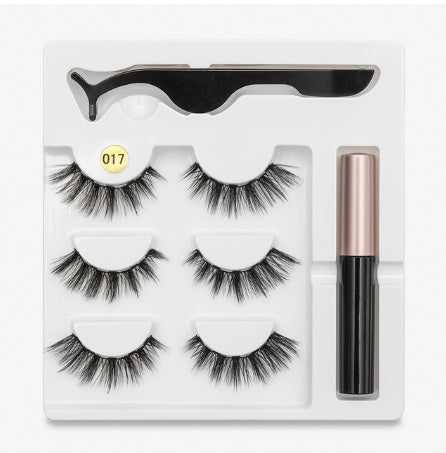 A pair of false eyelashes with fashionable magnets.