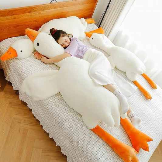 Coussin en peluche de gros oies blanches mignonnes