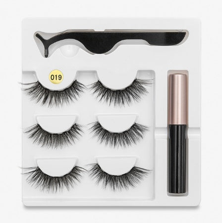 A pair of false eyelashes with fashionable magnets.