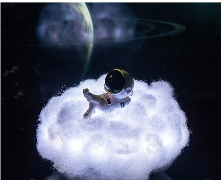 Lampe astronaute à nuages colorés LED avec effet arc-en-ciel comme veilleuse pour enfants, cadeau créatif.