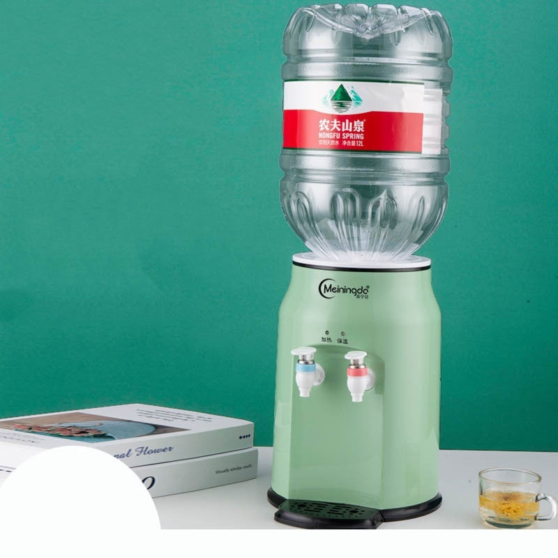 Petit distributeur d'eau de bureau en cartoon chaud et froid.