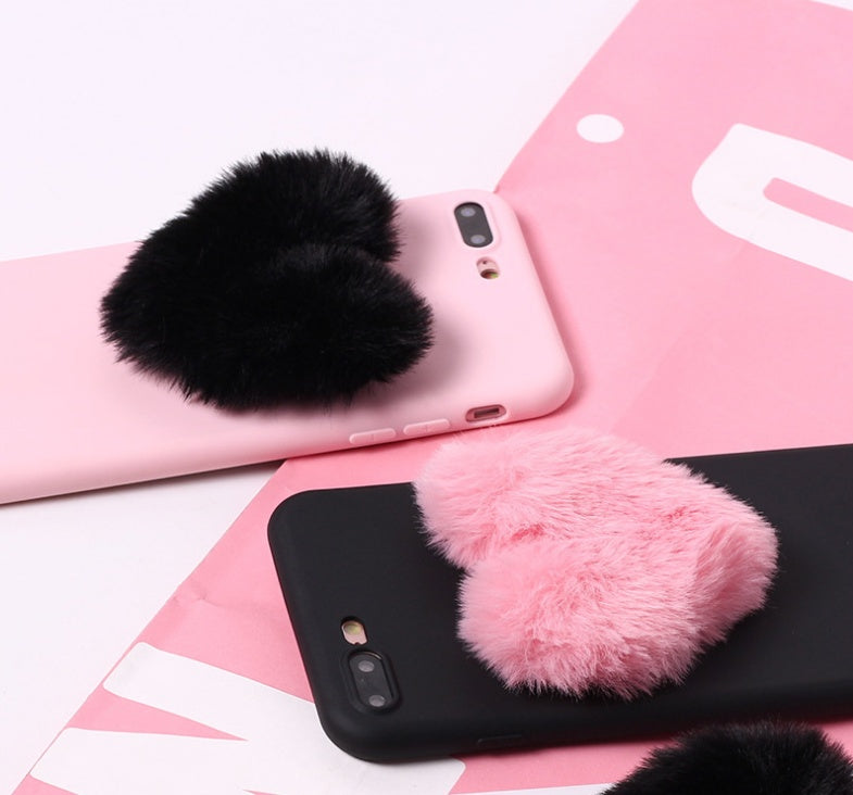 Coque de téléphone en forme de cœurs d'amour en fourrure 3D mignonne.