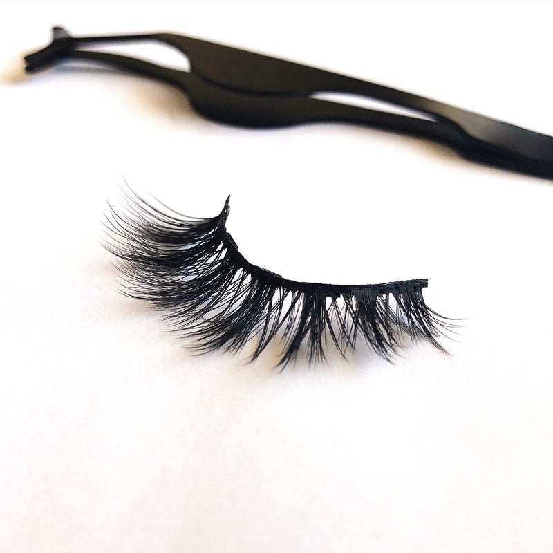 A pair of false eyelashes with fashionable magnets.