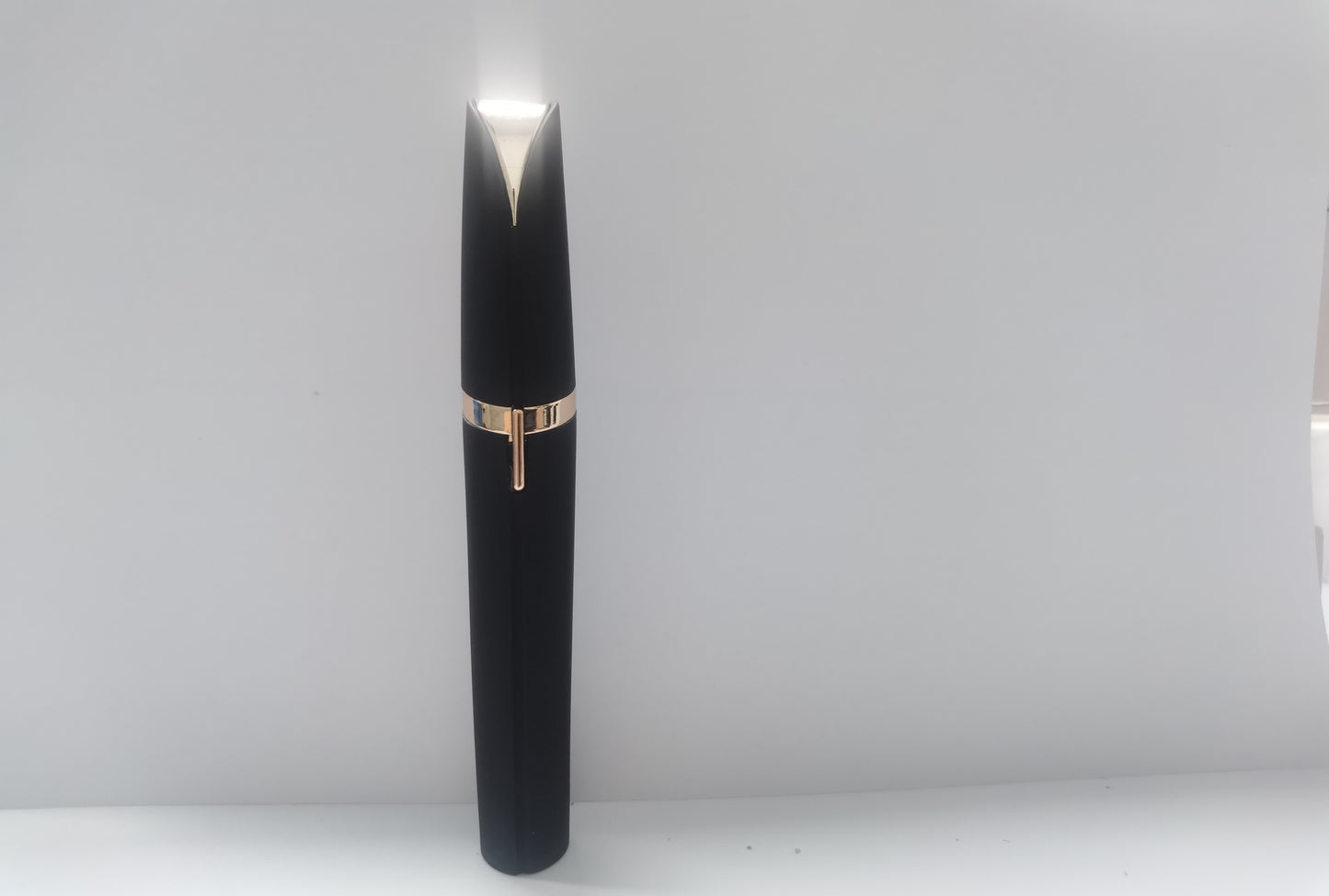 Mini épilateur électrique pour sourcils, stylo à lèvres, rasoir sans douleur avec lumière LED.