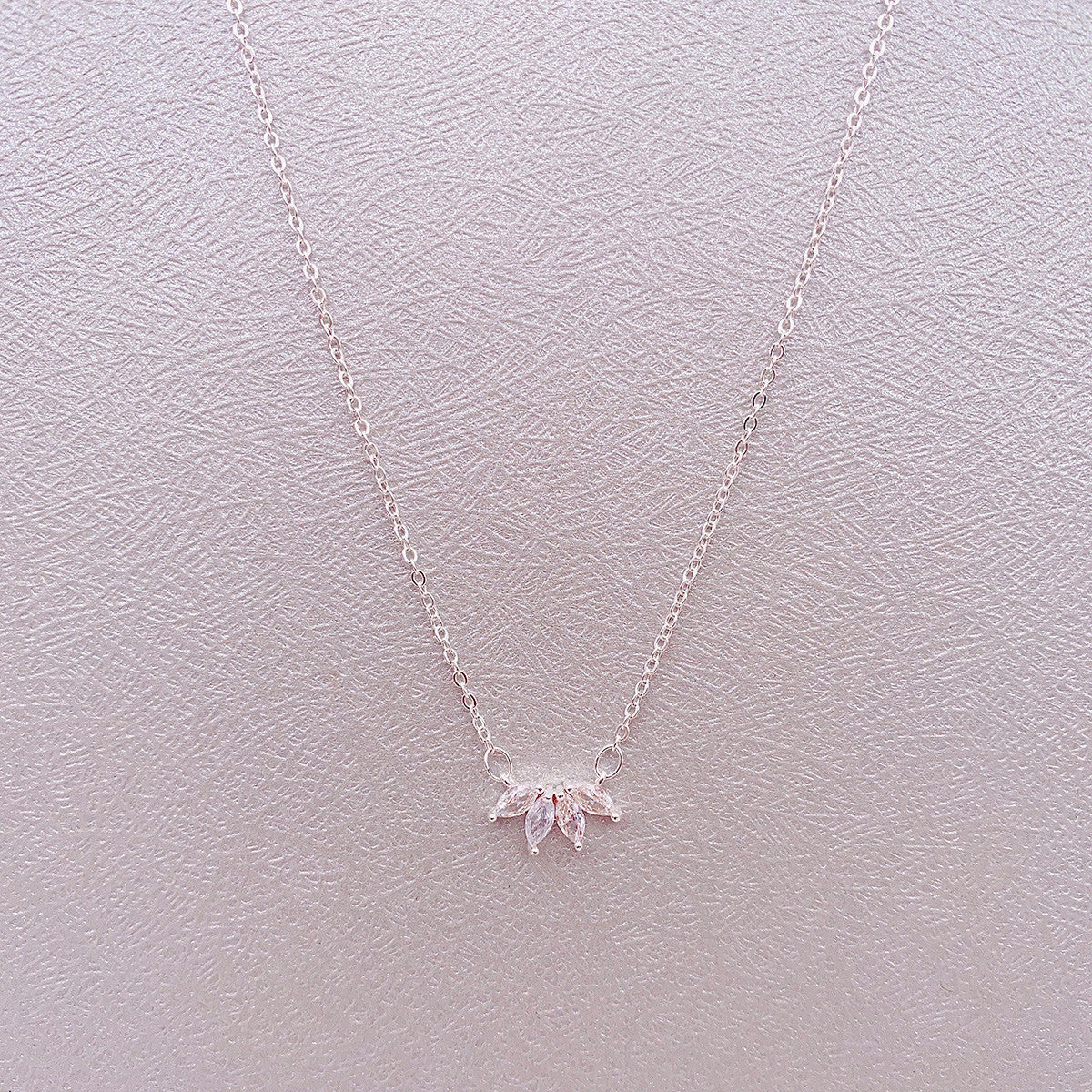 Collier minimaliste à pétales de fleurs brillantes pour femmes et filles, bijoux tendance, pendentif fleur de lotus, cadeau d'anniversaire de fête