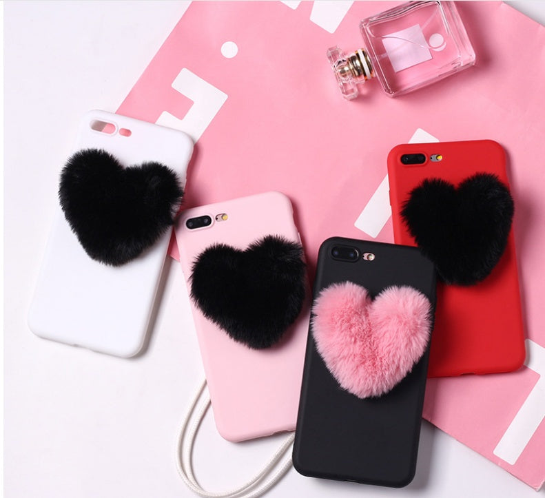 Coque de téléphone en forme de cœurs d'amour en fourrure 3D mignonne.