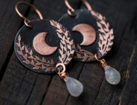 Boucles d'oreilles en forme de croissant de lune en cuivre rouge sculpté rétro.