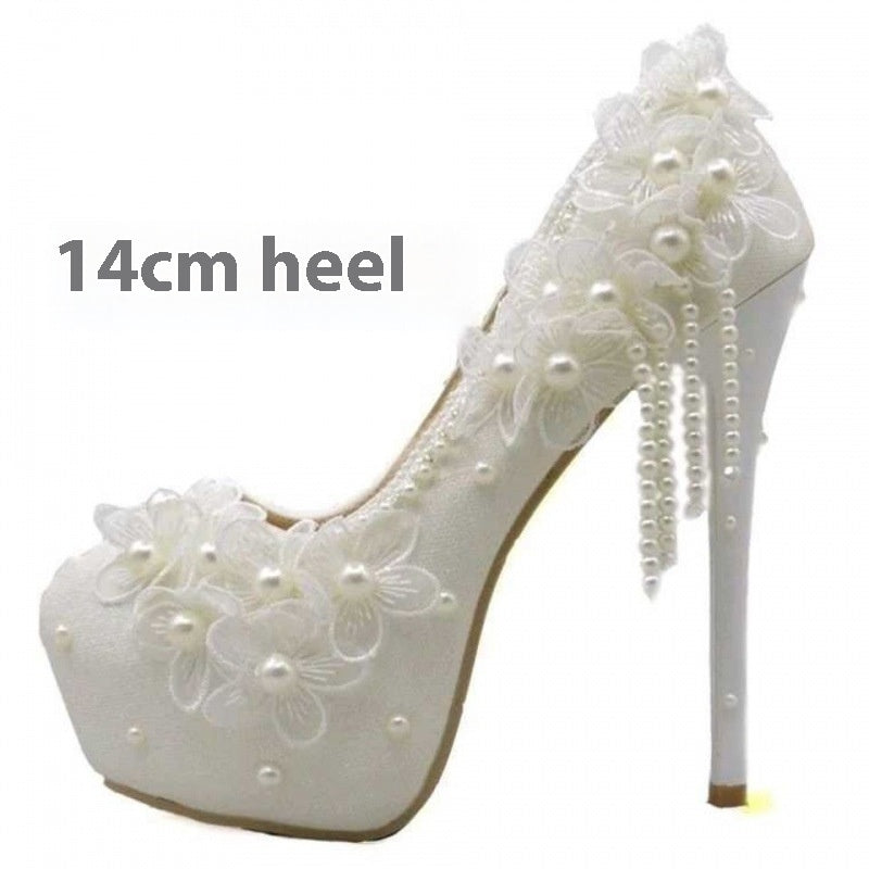 Chaussures à talons hauts en dentelle, style coréen, avec des fleurs, des strass et des franges pour mariée.