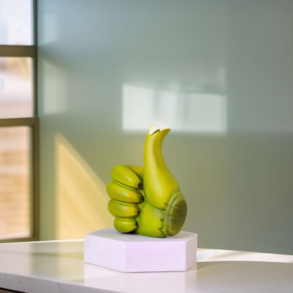 Ornement artisanal créatif en résine en forme de main avec le pouce levé en forme de banane
