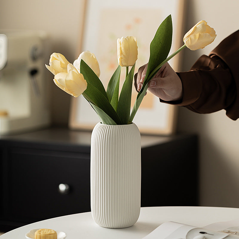 Vase en céramique à motif vertical avec une apparence de haute qualité