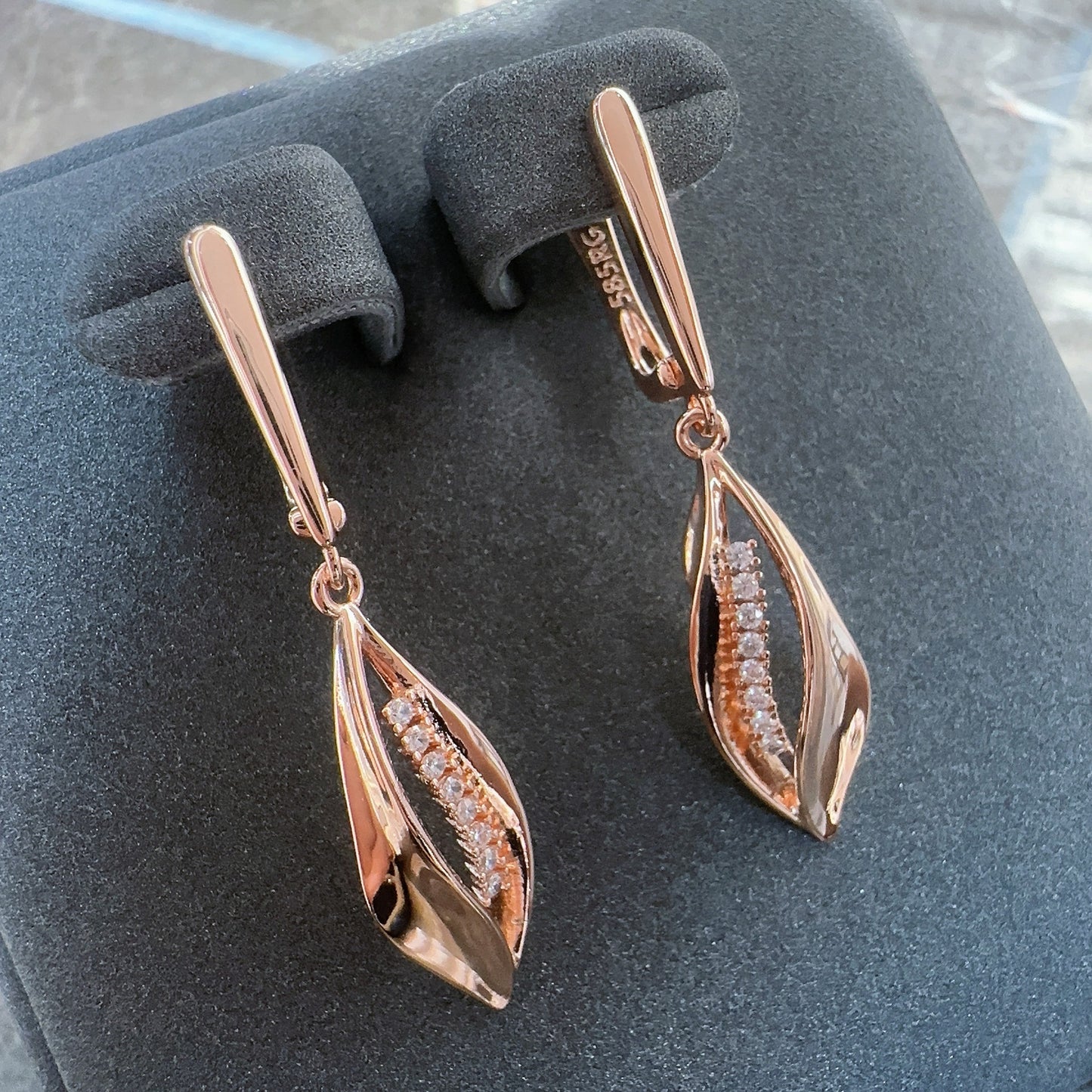 Nouve boucles d'oreilles personnalisées à couleur durable