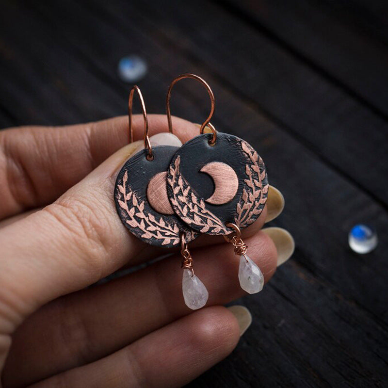 Boucles d'oreilles en forme de croissant de lune en cuivre rouge sculpté rétro.