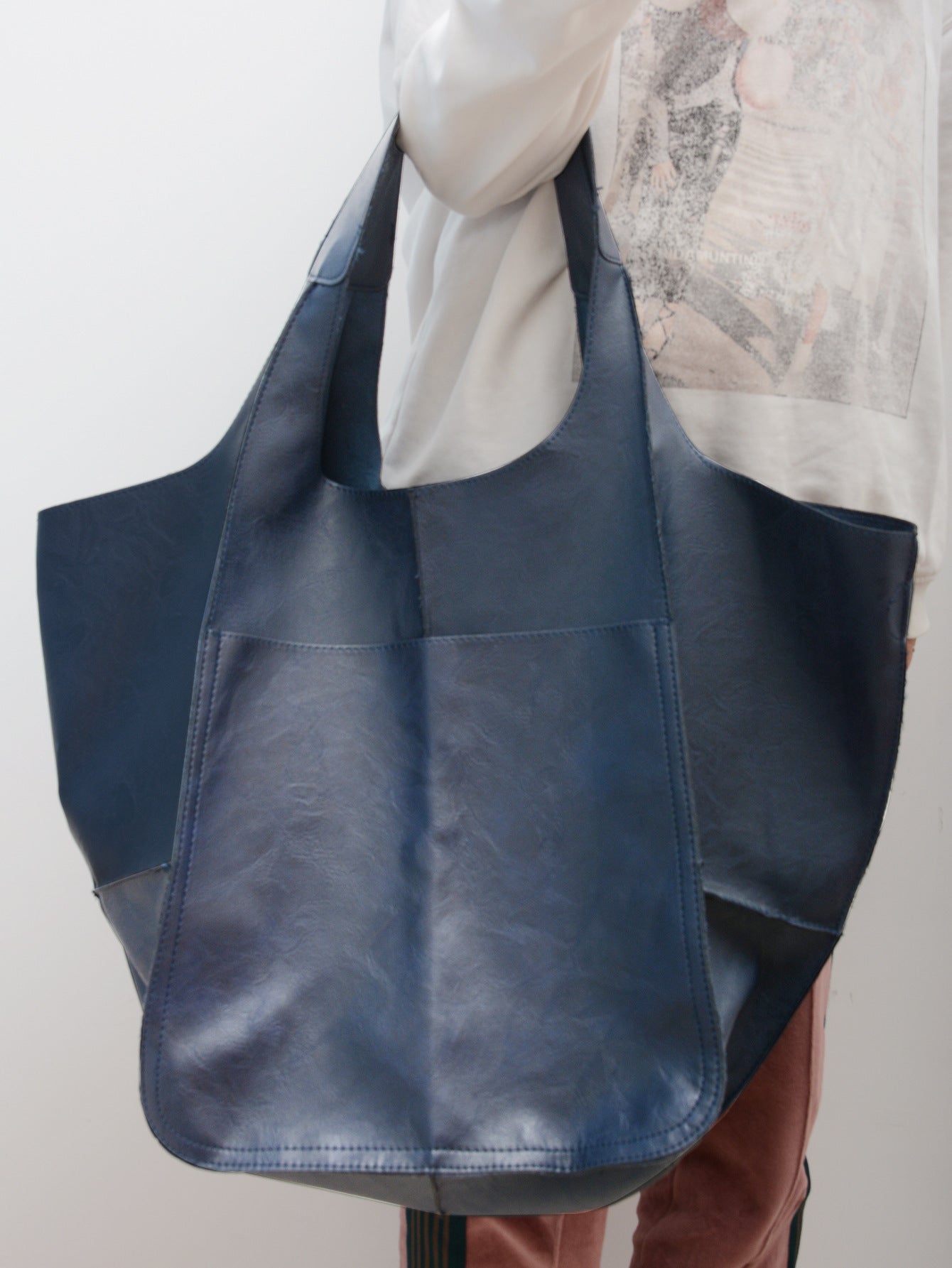 Sac à main en cuir souple, grand format, grande capacité, à porter à l'épaule ou à la main.
