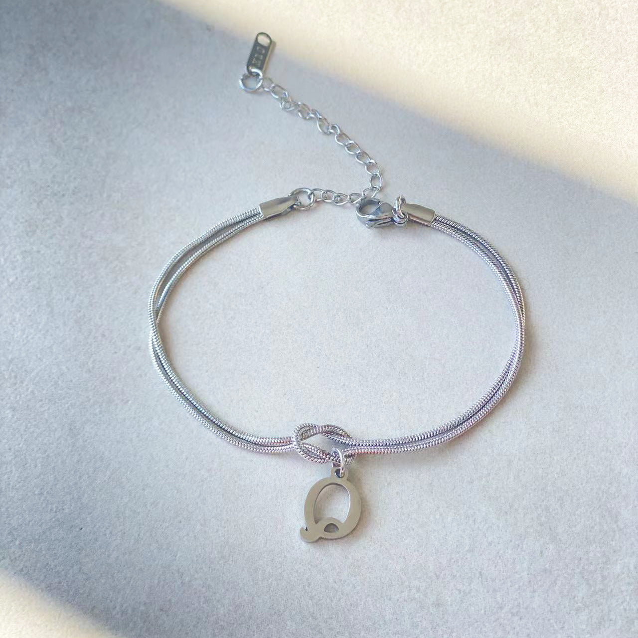 Nouveau bracelet en forme de nœud d'amour A-Z pour femmes, couple, couleur or, bracelet délicat en chaîne serpent, bijou en acier inoxydable, cadeau pour la Saint-Valentin.