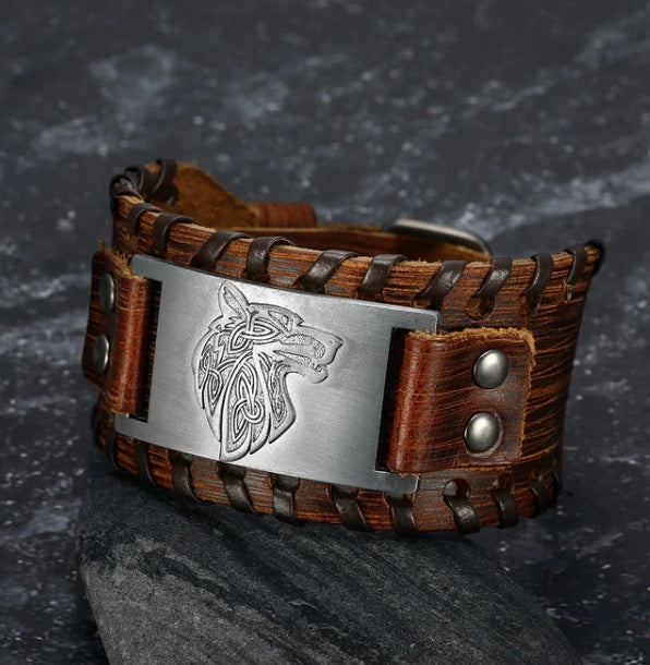 Bracelet en cuir avec boucle en forme de Fenrir fabriqué par Asgard