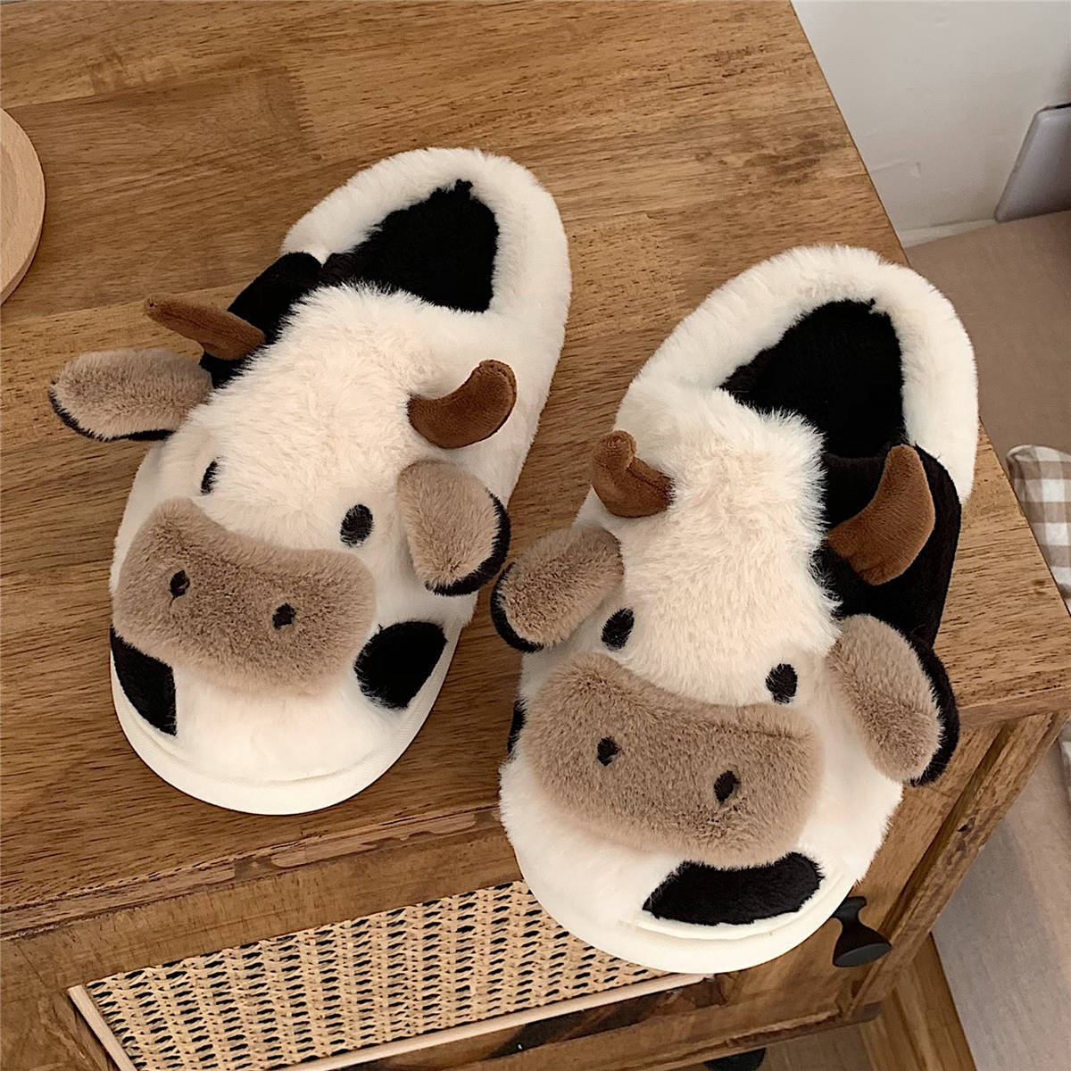 Chaussons en forme de vache mignonne pour femmes et filles, mode kawaii, doux et moelleux, chauds pour l'hiver, pantoufles en forme de vache cartoon, chaussures amusantes.