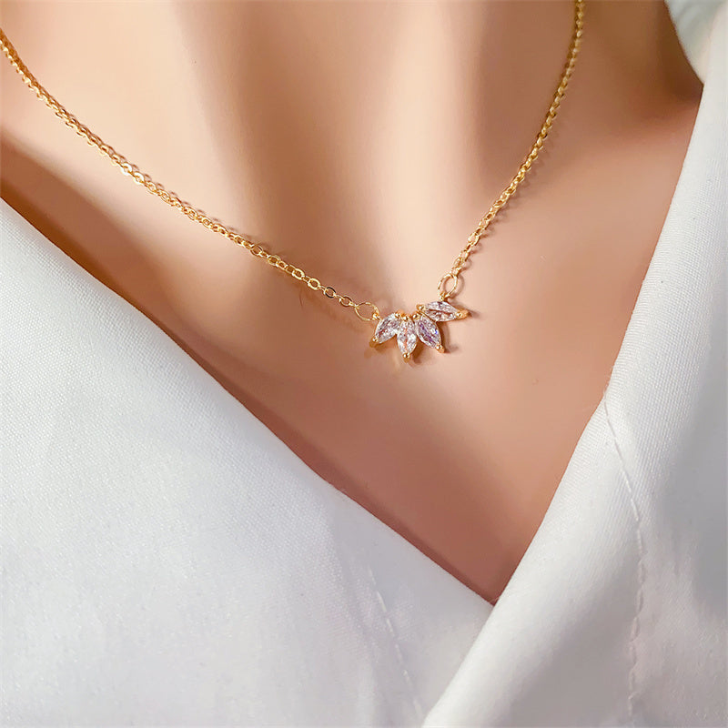 Collier minimaliste à pétales de fleurs brillantes pour femmes et filles, bijoux tendance, pendentif fleur de lotus, cadeau d'anniversaire de fête