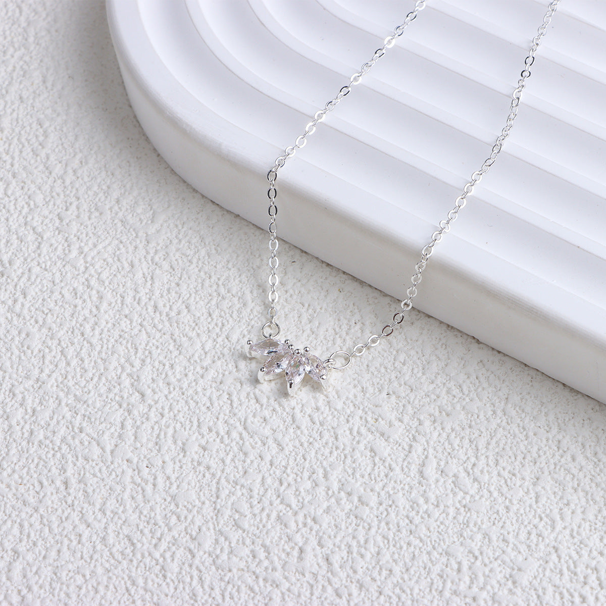 Collier minimaliste à pétales de fleurs brillantes pour femmes et filles, bijoux tendance, pendentif fleur de lotus, cadeau d'anniversaire de fête