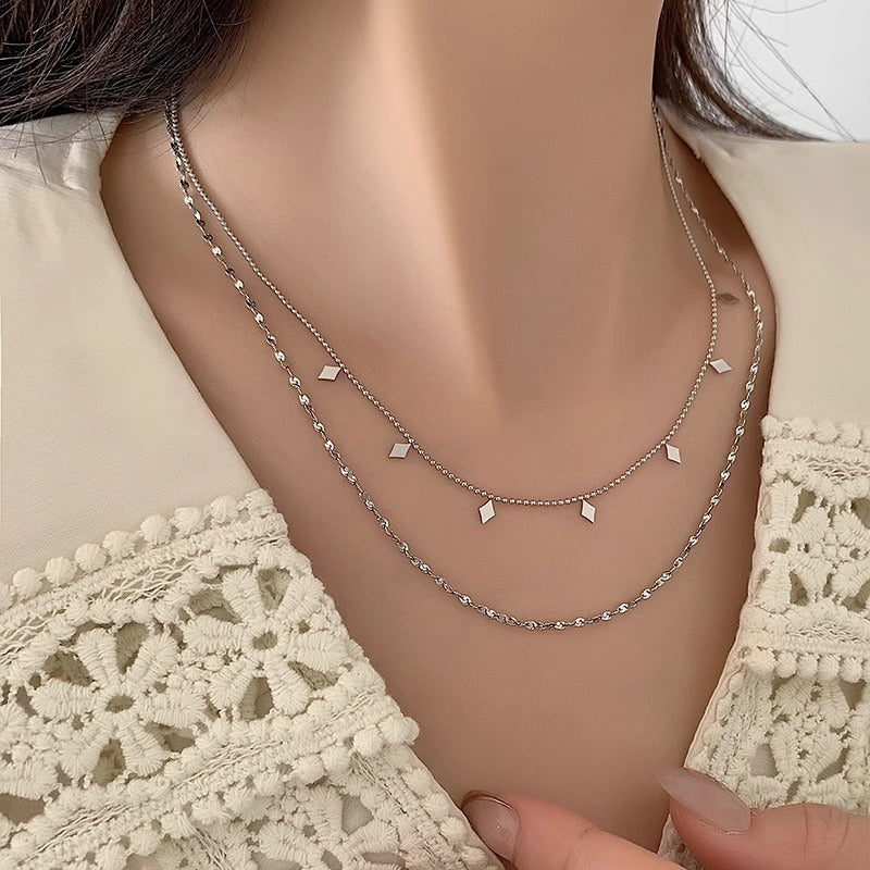 Collier en acier titane à double couche exquise en forme de diamant avec des sequins