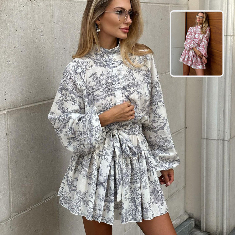 Robe courte à manches longues en impression d'encre avec des manches bouffantes à la mode, col à nouer, robe en ligne A.