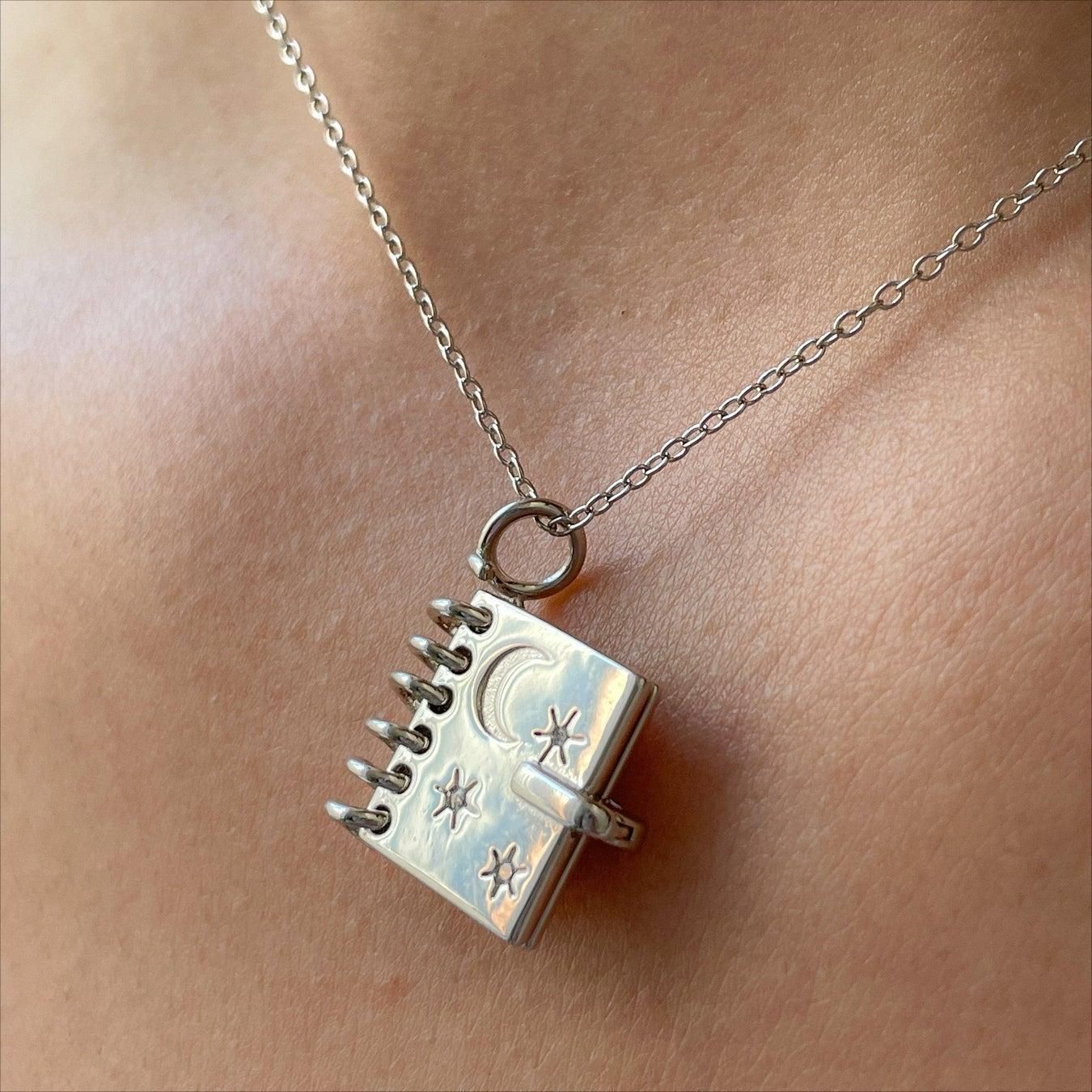 Collier en forme de livre d'amour ouvrable avec des étoiles, une lune et des lettres gravées, pendentif de mode à personnalité, collier pour cadeau de la Saint-Valentin.