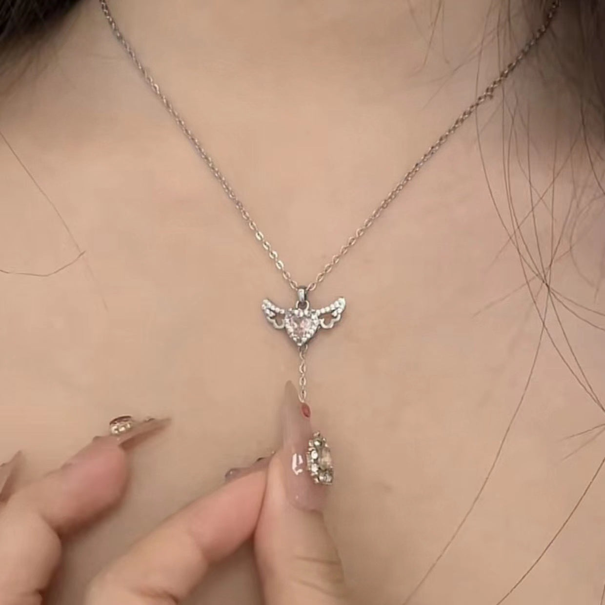 Collier à breloques avec ailes d'ange en forme de cœur de Cupidon et chaîne en cristal pour femmes, cadeau de bijoux pour la Saint-Valentin.