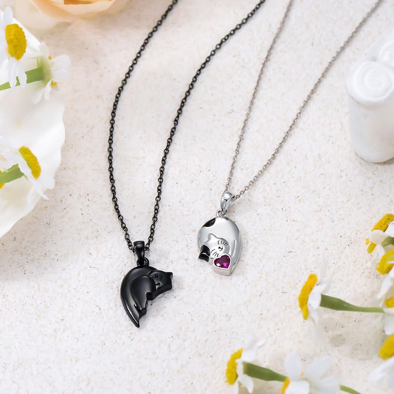 Collier avec un chat mignon noir et blanc et un couple de coutures