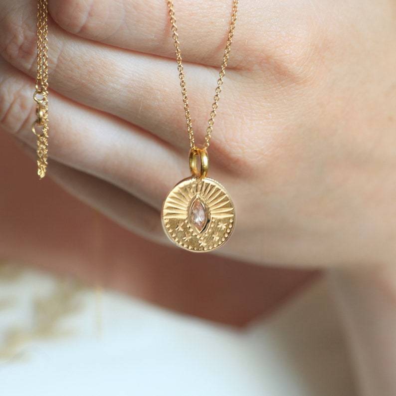 Collier en zircon rond en forme de pièce de monnaie en trois dimensions avec soleil et lune