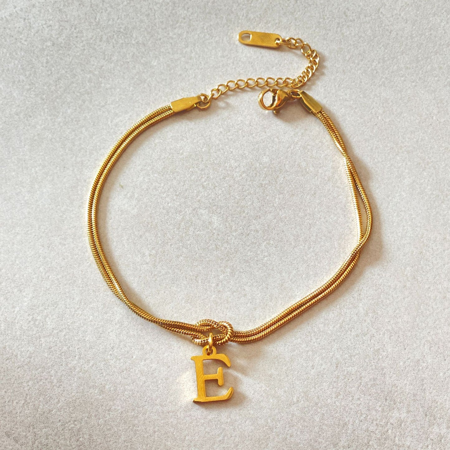 Nouveau bracelet en forme de nœud d'amour A-Z pour femmes, couple, couleur or, bracelet délicat en chaîne serpent, bijou en acier inoxydable, cadeau pour la Saint-Valentin.