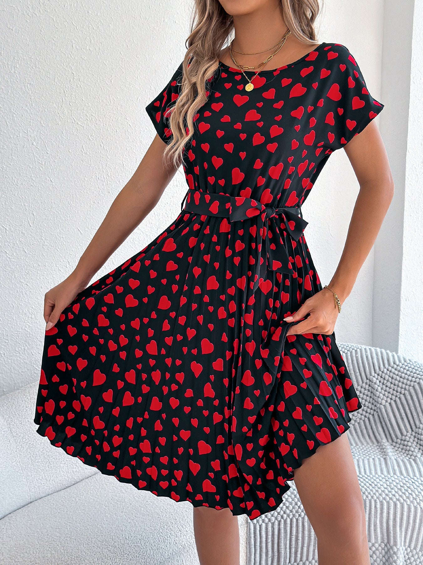 Robe plissée décontractée à manches courtes et taille ajustée, motif cœur et couleur contrastée - KaoKao